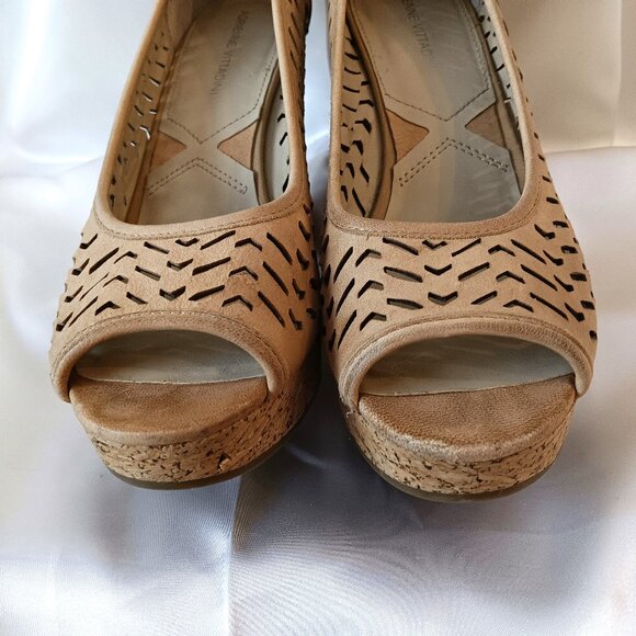 EUC 💥 ADRIENNE VITTADINI PEEP TOE LEATHER WEDGE PUMPS CORK 4" ~ SIZE 9.5 - Picture 2 of 8